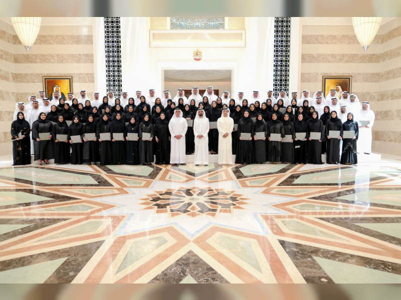 محمد بن راشد يكرم 120 من خريجي برنامج استشراف المستقبل
