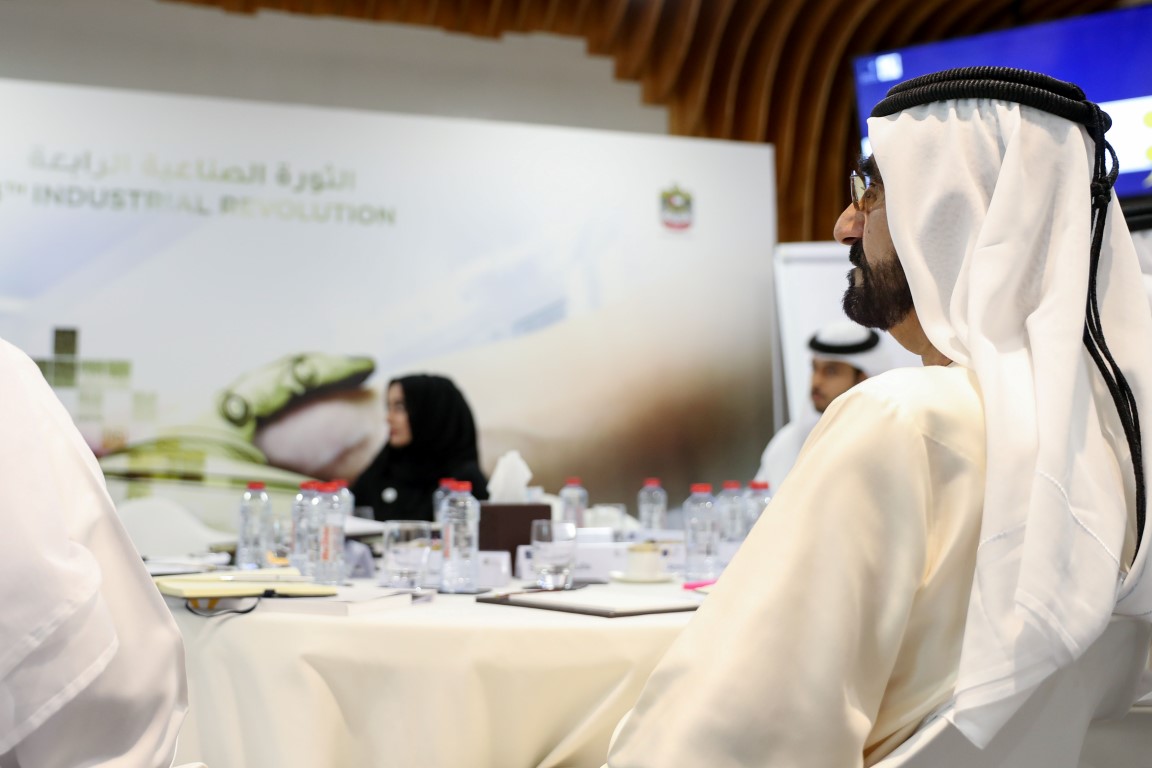 محمد بن راشد يشهد جانباً من أعمال برنامج الإمارات للثورة الصناعية الرابعة